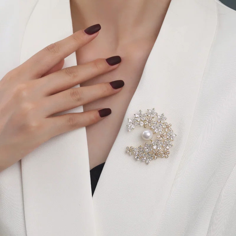 Golden flower pearl brooch pins