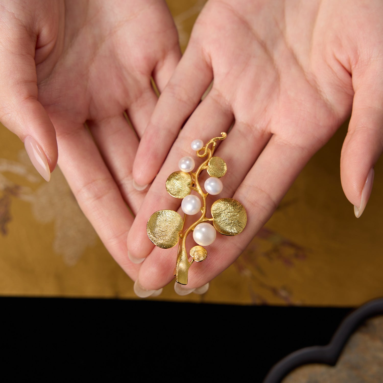 Freshwater Pearl Golden Wreath Brooch pin