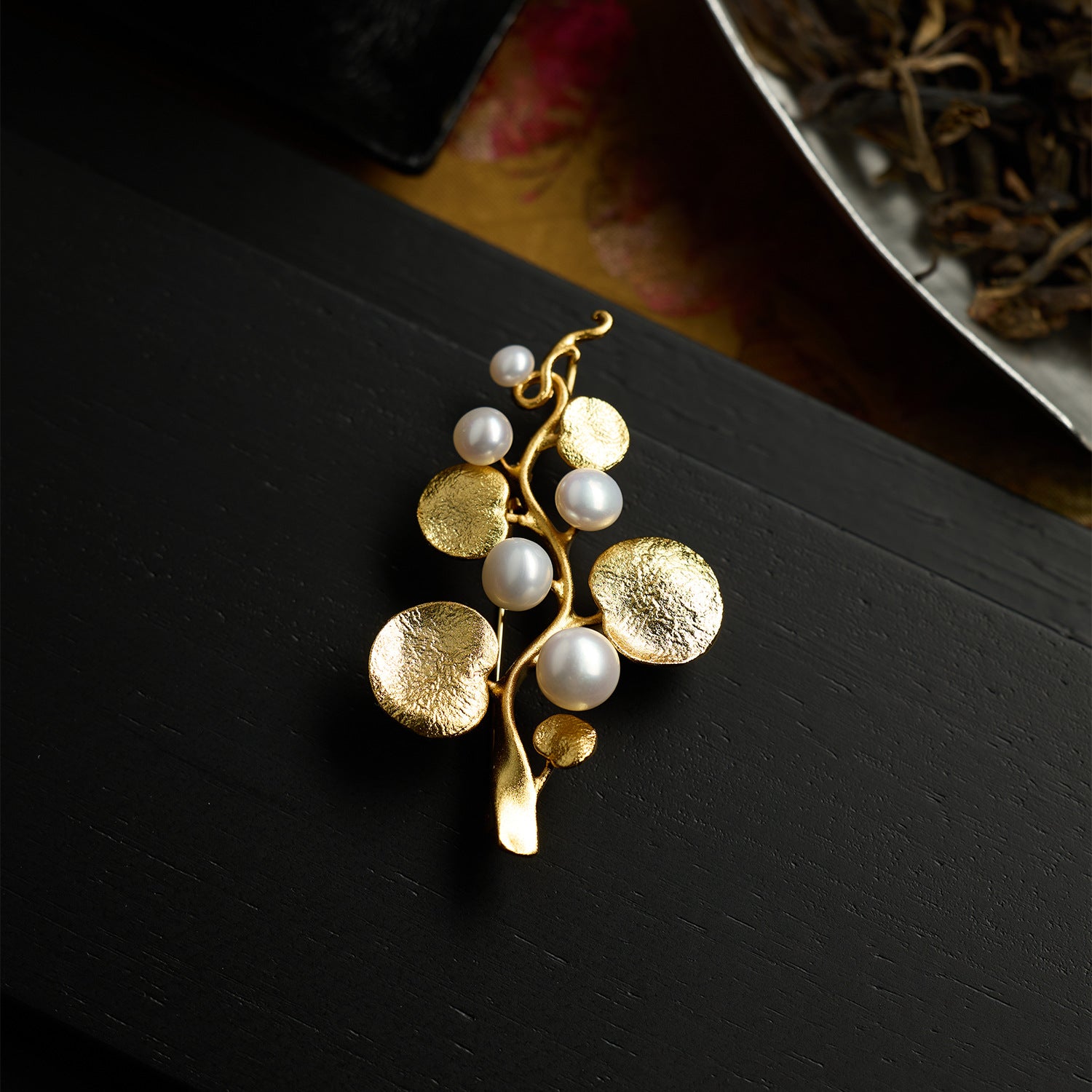 Freshwater Pearl Golden Wreath Brooch pin
