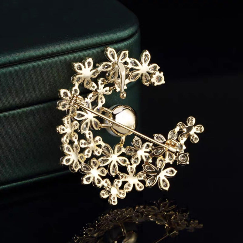 Golden flower pearl brooch pins