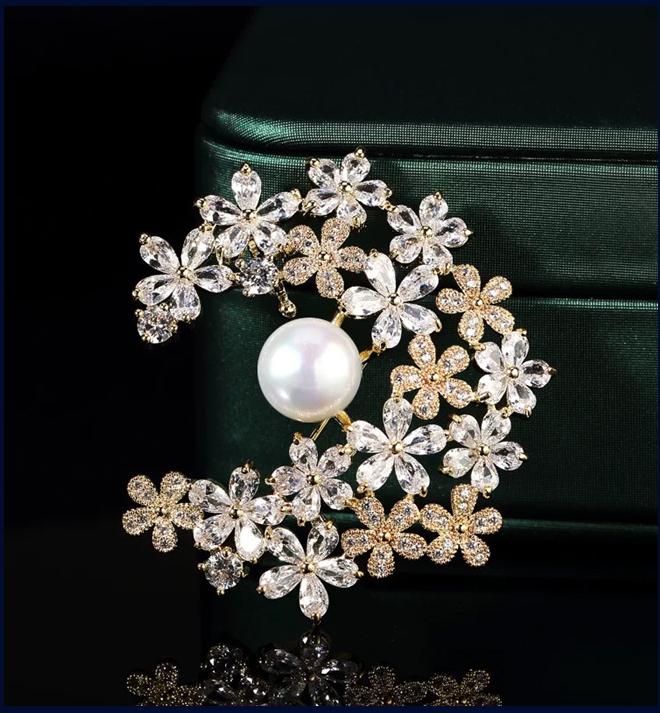 Golden flower pearl brooch pins
