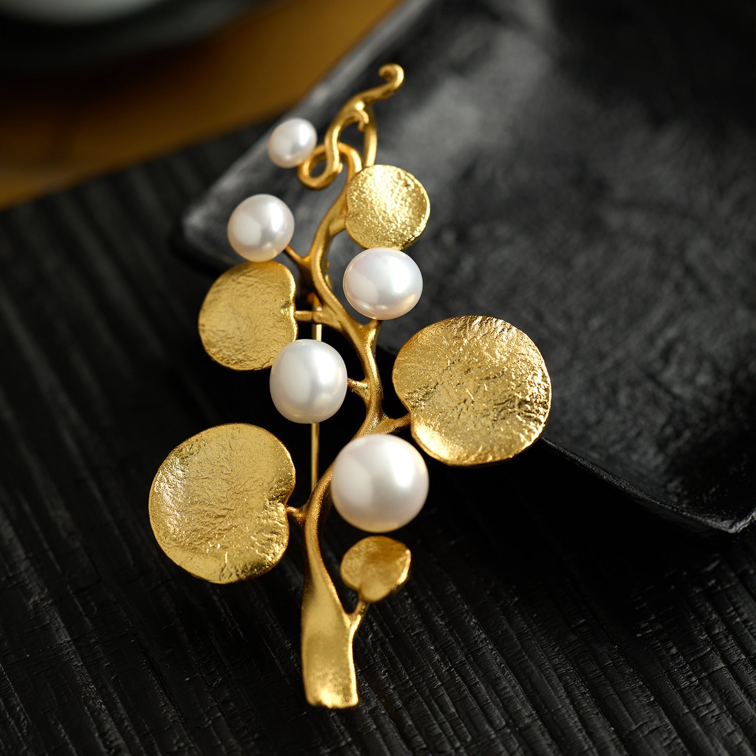 Freshwater Pearl Golden Wreath Brooch pin